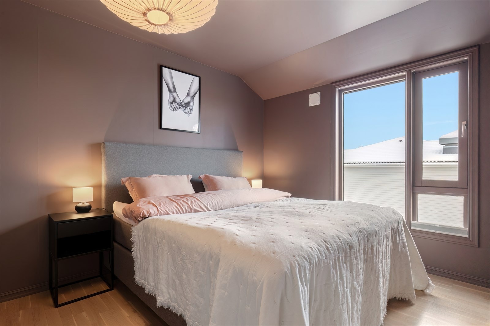 Leiligheten har to gode soverom. Hovedsoverommet er meget romslig og har god plass til dobbeltseng. Galleribilde