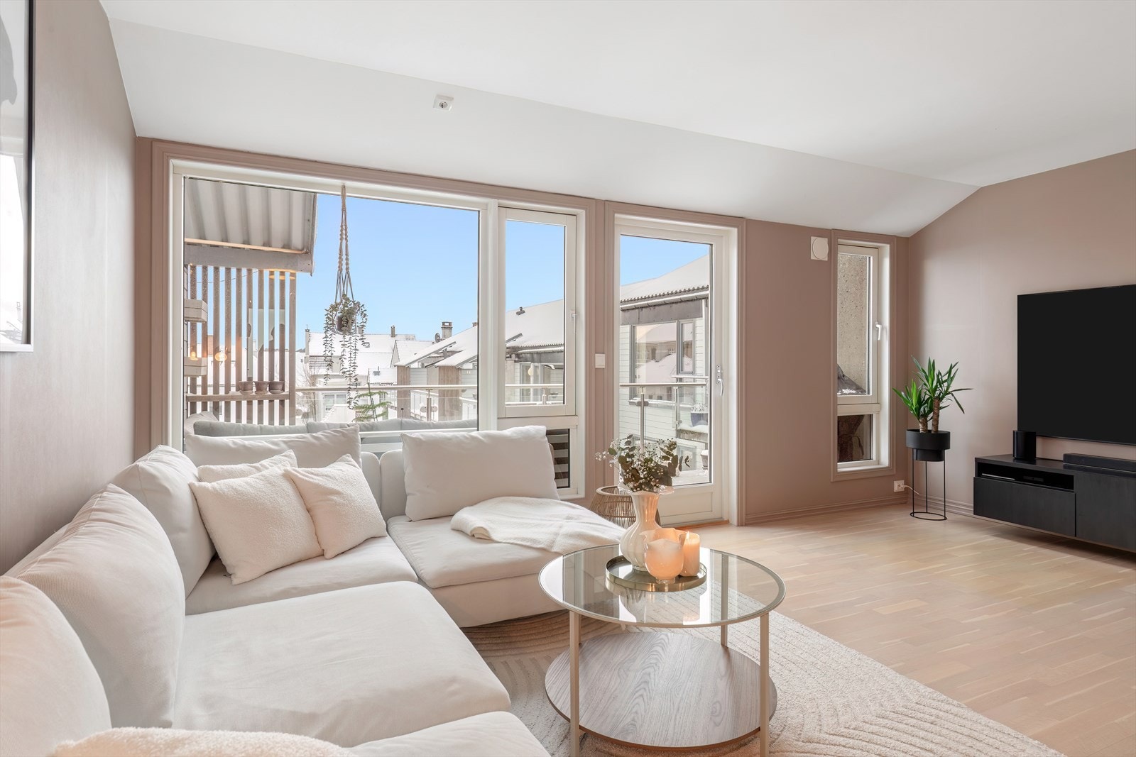 Leiligheten ligger fint til i byggets 3. etasje og har fin utsikt mot Vålandstårnet Galleribilde