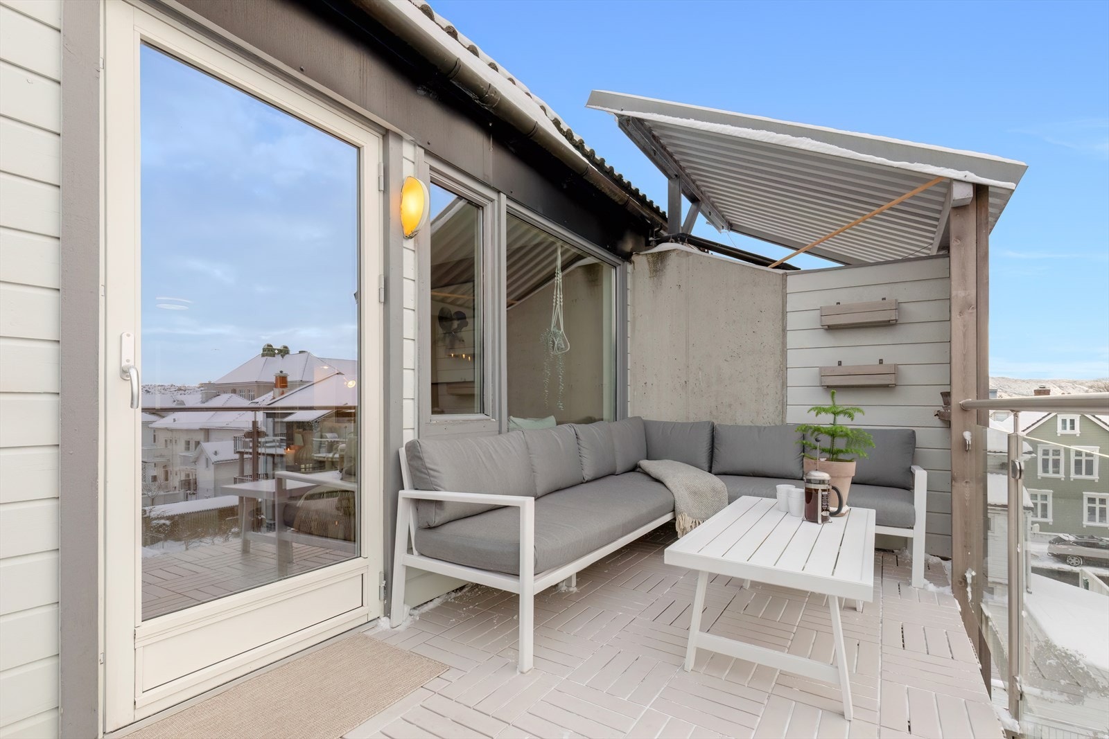 Romslig balkong som ligger sørvestvendt med gode solforhold Galleribilde