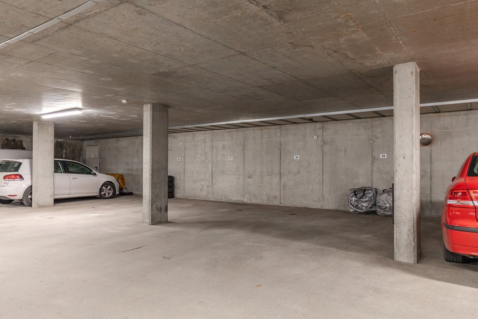 Fast p-plass i lukket garasjeanlegg. Det er mulighet for å installere el-bil lader på plassen. Galleribilde