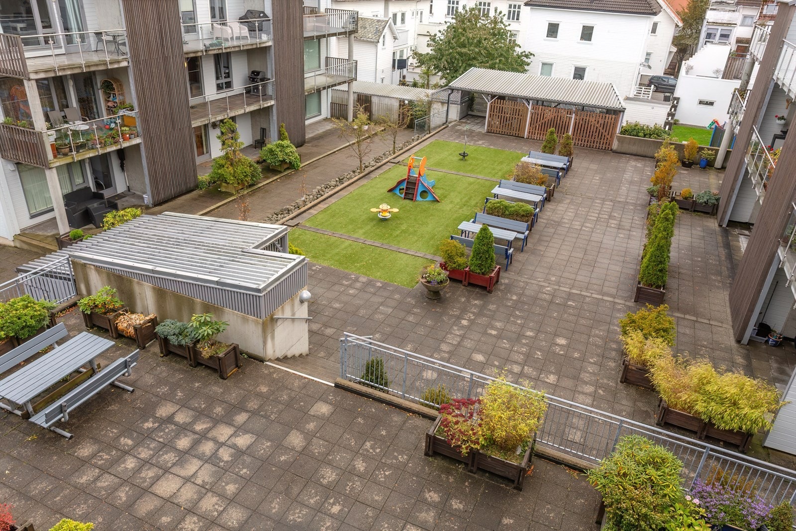 Sameiet har et trivelig og skjermet fellesområde med fin beliggenhet mellom byggene Galleribilde