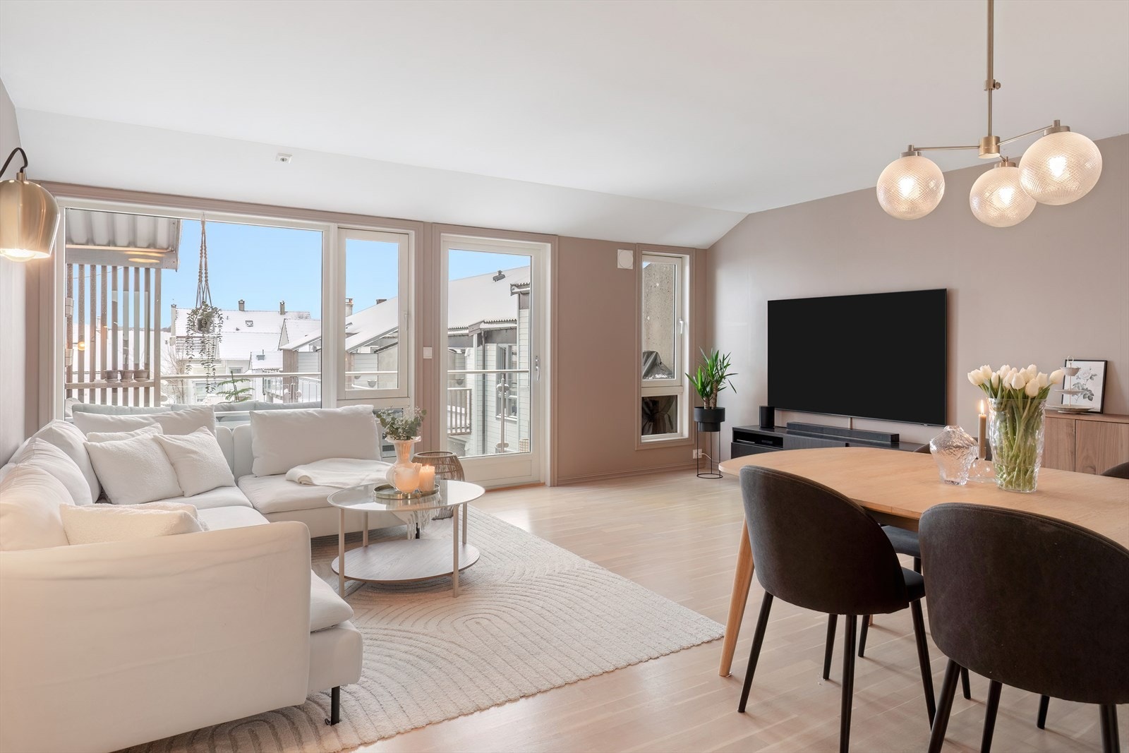 Stuen har store vindusflater og fine lysforhold Galleribilde