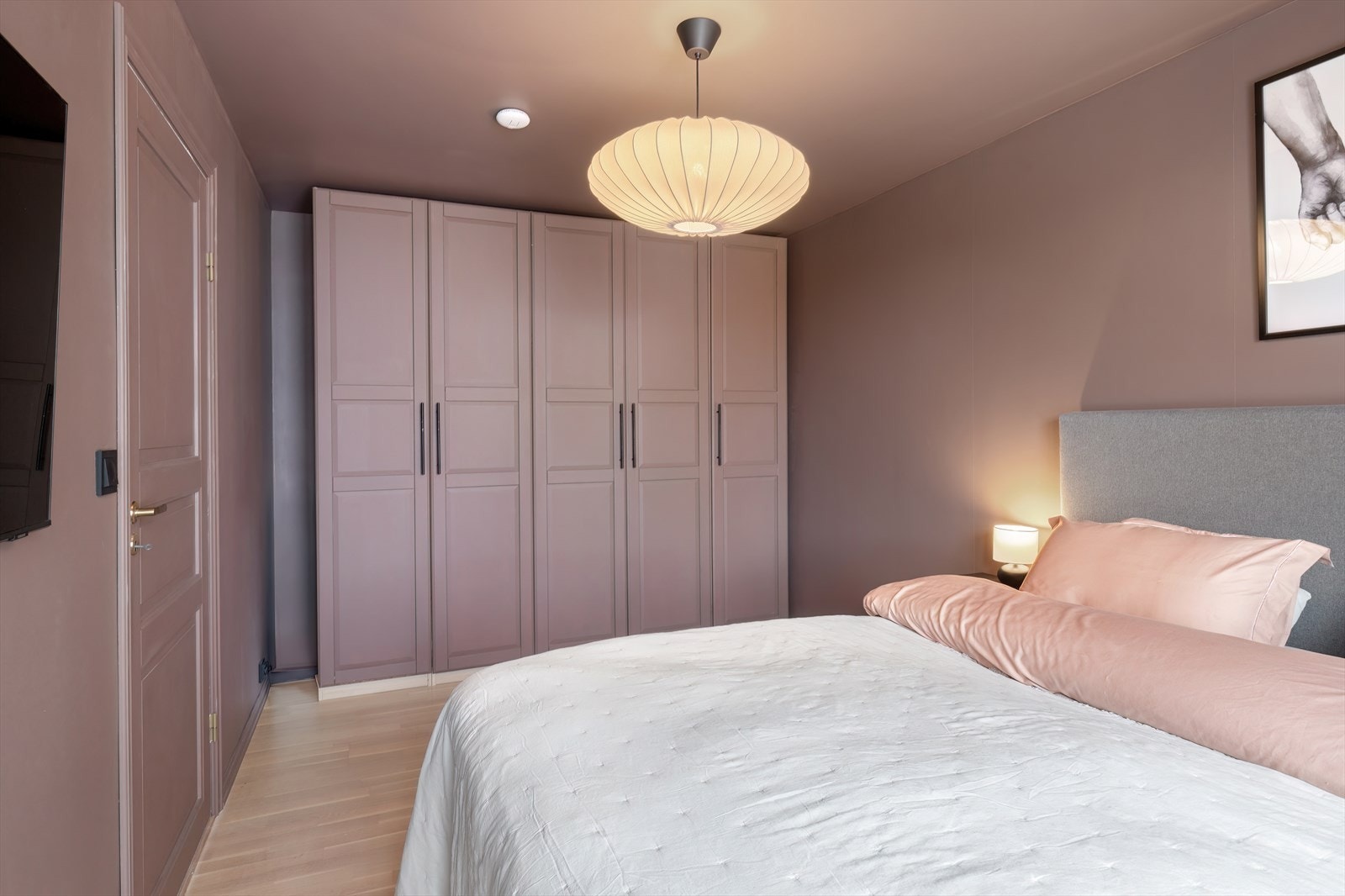 Godt med garderobeplass på hovedsoverommet Galleribilde