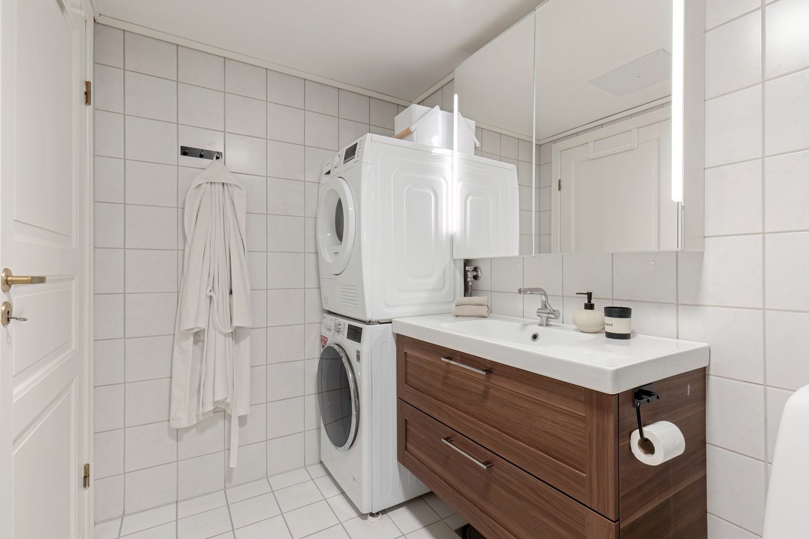Det er plass til både vaskemaskin og tørketrommel på badet Galleribilde