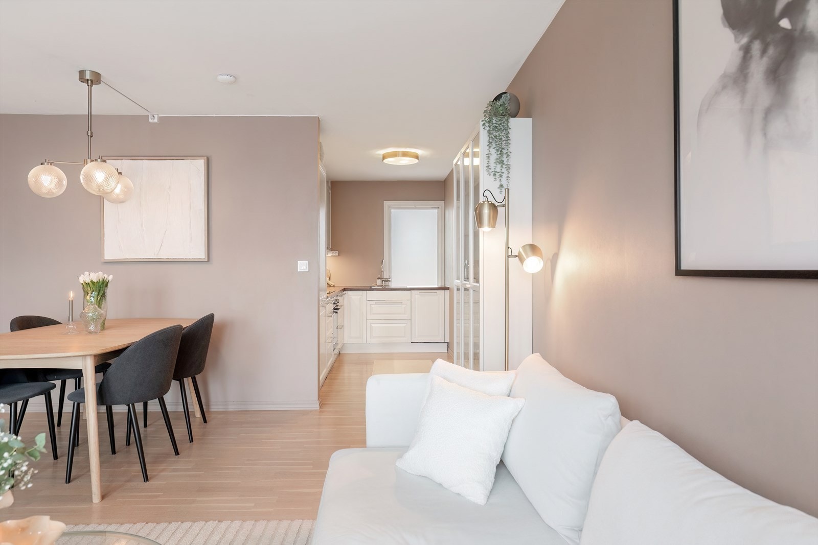 Kjøkkenet ligger tilbaketrukket i en delvis åpen løsning Galleribilde