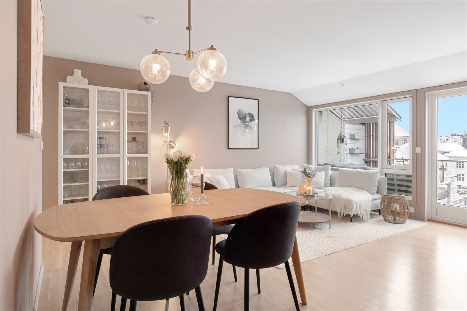 Stuen er romslig og det er god plass til møblering av både sofagruppe og stort spisebord Galleribilde