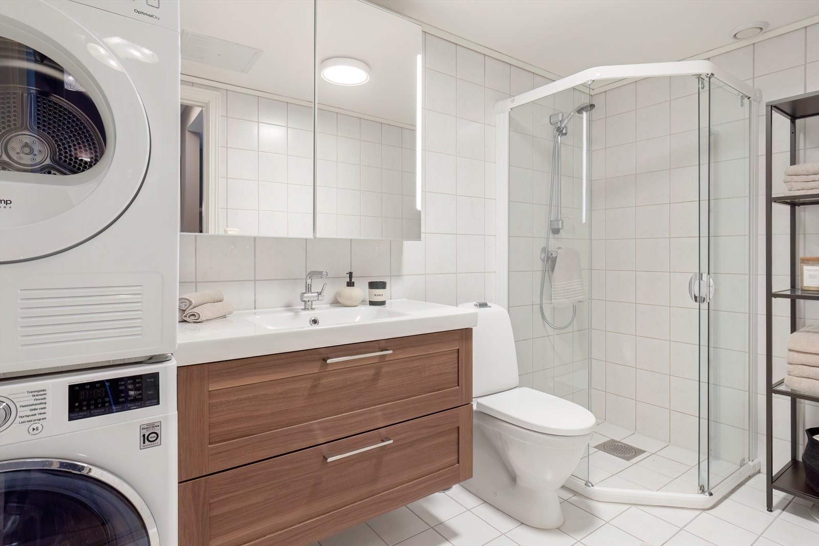 Helfliset baderom med innredning og speil fra 2017 Galleribilde