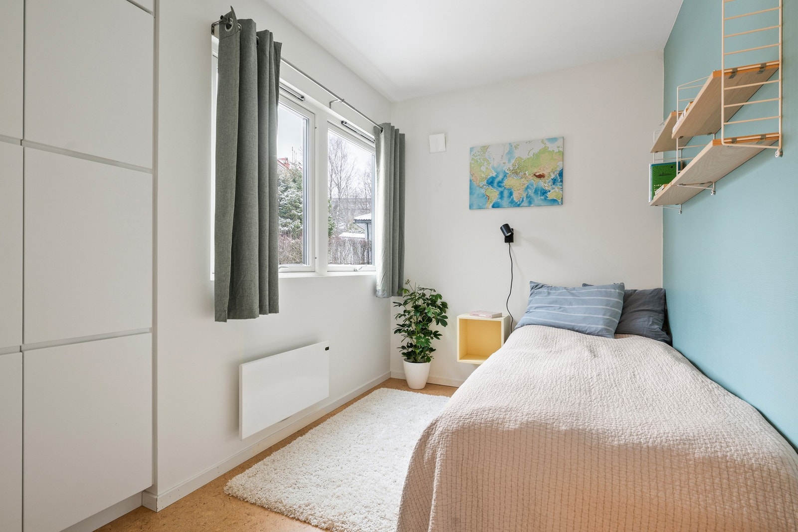 Soverom 2 er et lyst og trivelig rom med plass til seng og har praktisk garderobeskap med god oppbevaringsplass. Galleribilde