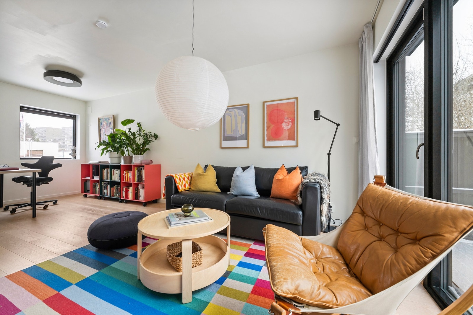 Lyst og gjennomgående oppholdsrom med moderne standard fra 2019, gode gulvflater og lyse vegg- og himlingsflater som gir et helhetlig og tidsriktig uttrykk. Galleribilde