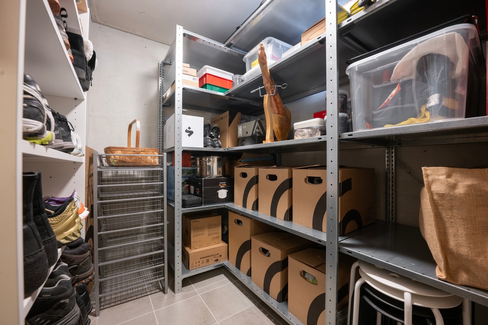 Romslig bod i underetasjen med god oppbevaringsplass. I tillegg er det etablert egen vinbod i kjeller i 2015, innredet med isolering, dør og kjøleaggregat. Galleribilde