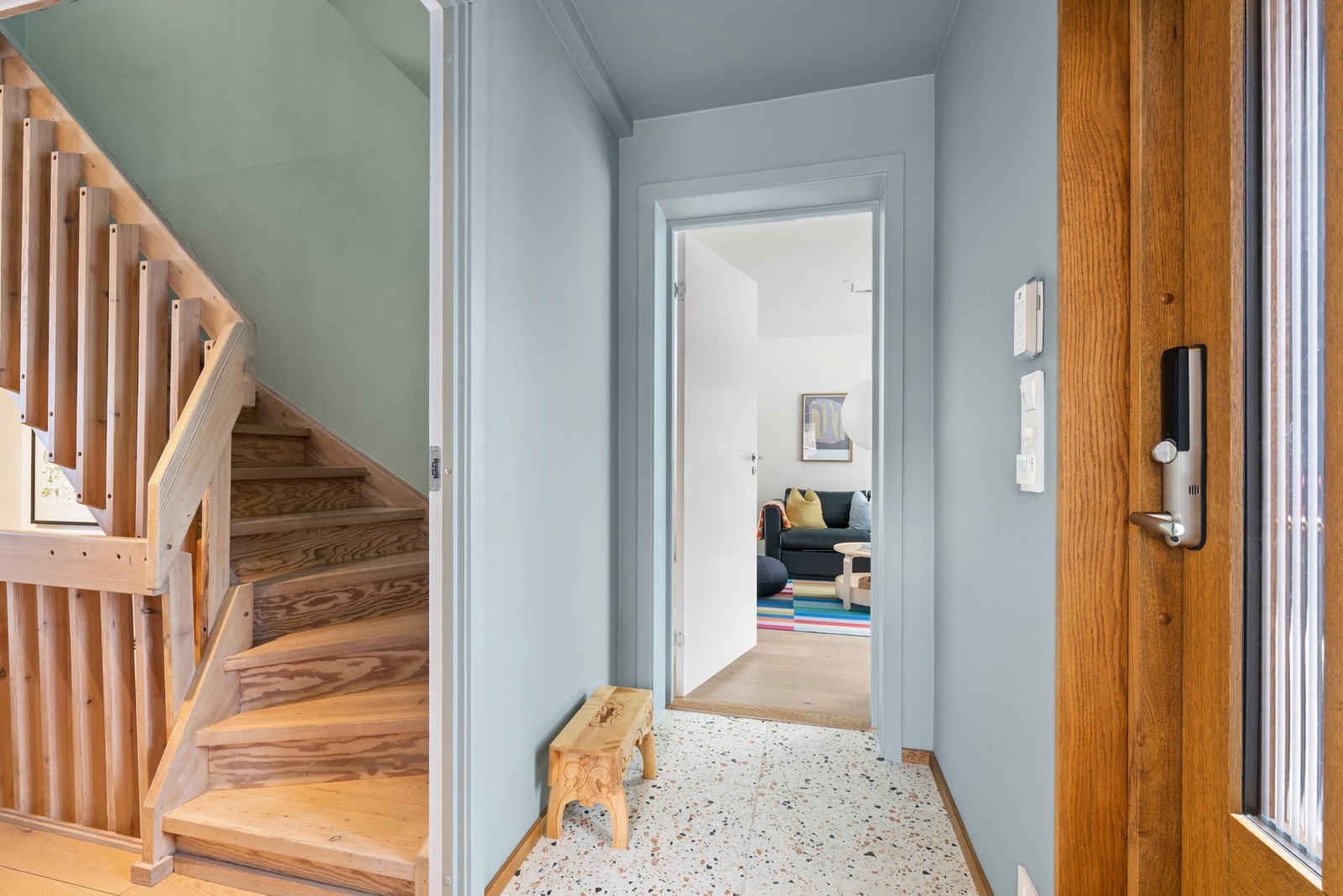 Fra entréen er det praktisk adkomst til tilbygget fra 2019, som utgjør en egen stue med tilhørende bad. Galleribilde