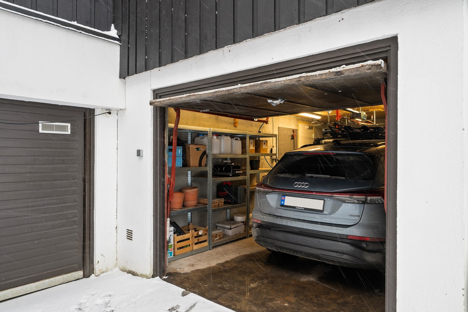 Integrert garasjeplass i bygningskroppen med elbillader etablert i 2021. Portåpner og tørrskodd intern adkomst til boligens underetasje gir en praktisk og komfortabel hverdag. Galleribilde