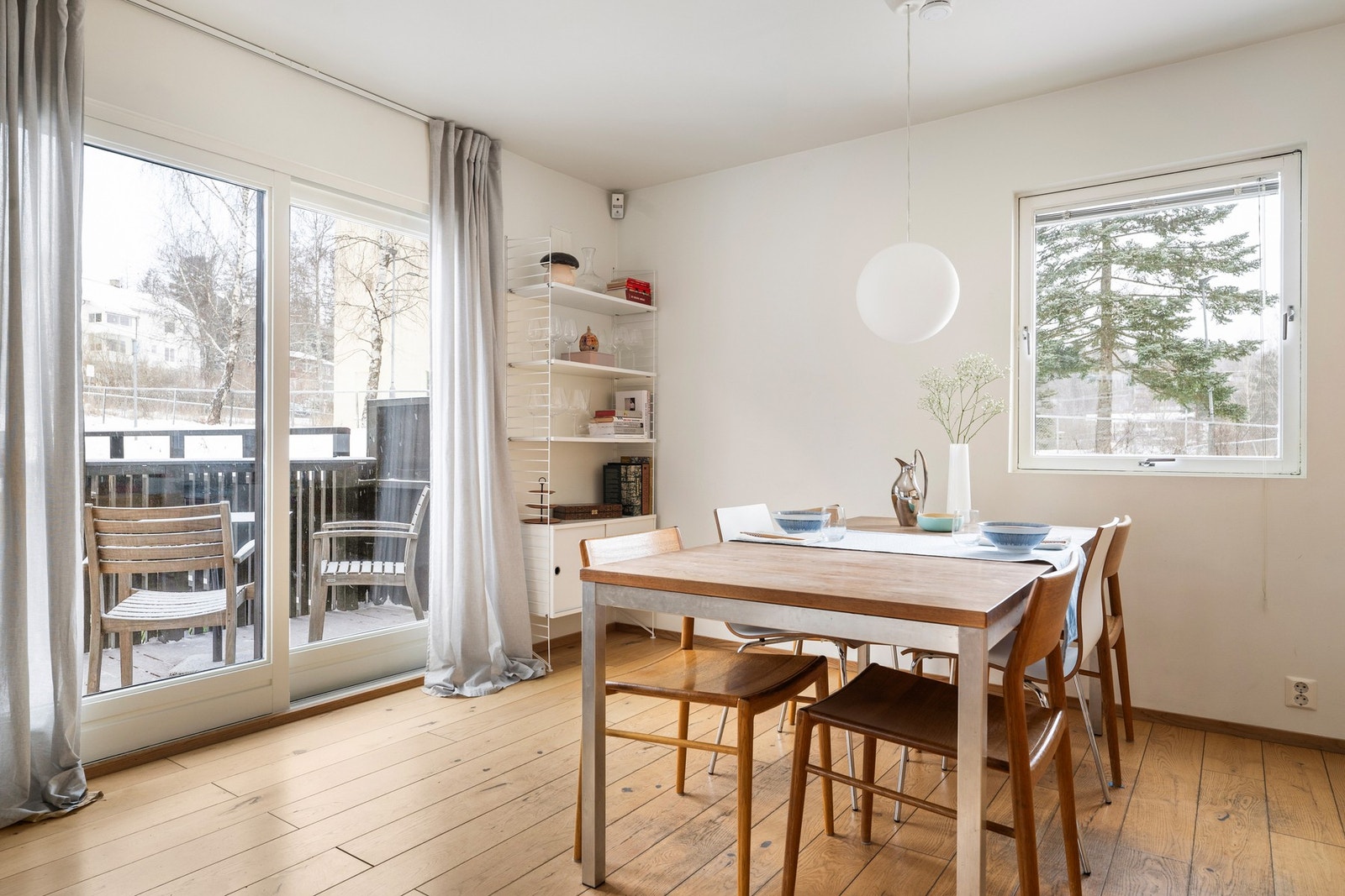 Rommet har rikelig med naturlig lysinnslipp. Alle vindusglass ble skiftet i 2014, og det er innvendig solskjerming fra Norsol på de fleste vinduer. Galleribilde