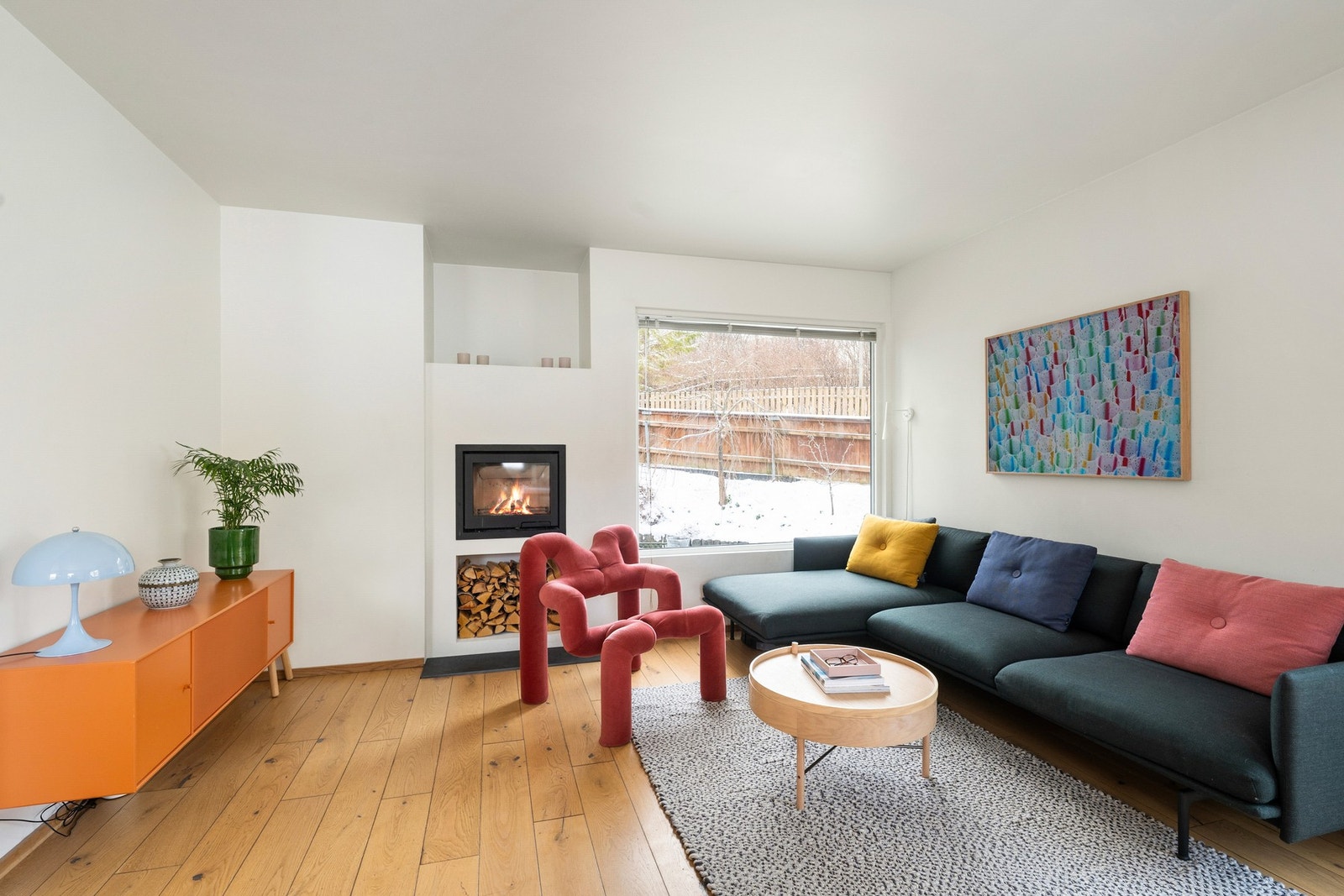 tuen fremstår med gode overflater, parkettgulv og glatte malte vegger. Innvendige flater ble oppgradert i 2014 med nytt gulv levert av Prosjektgulv AS, samt gipsvegger og innvendig isolering. Galleribilde