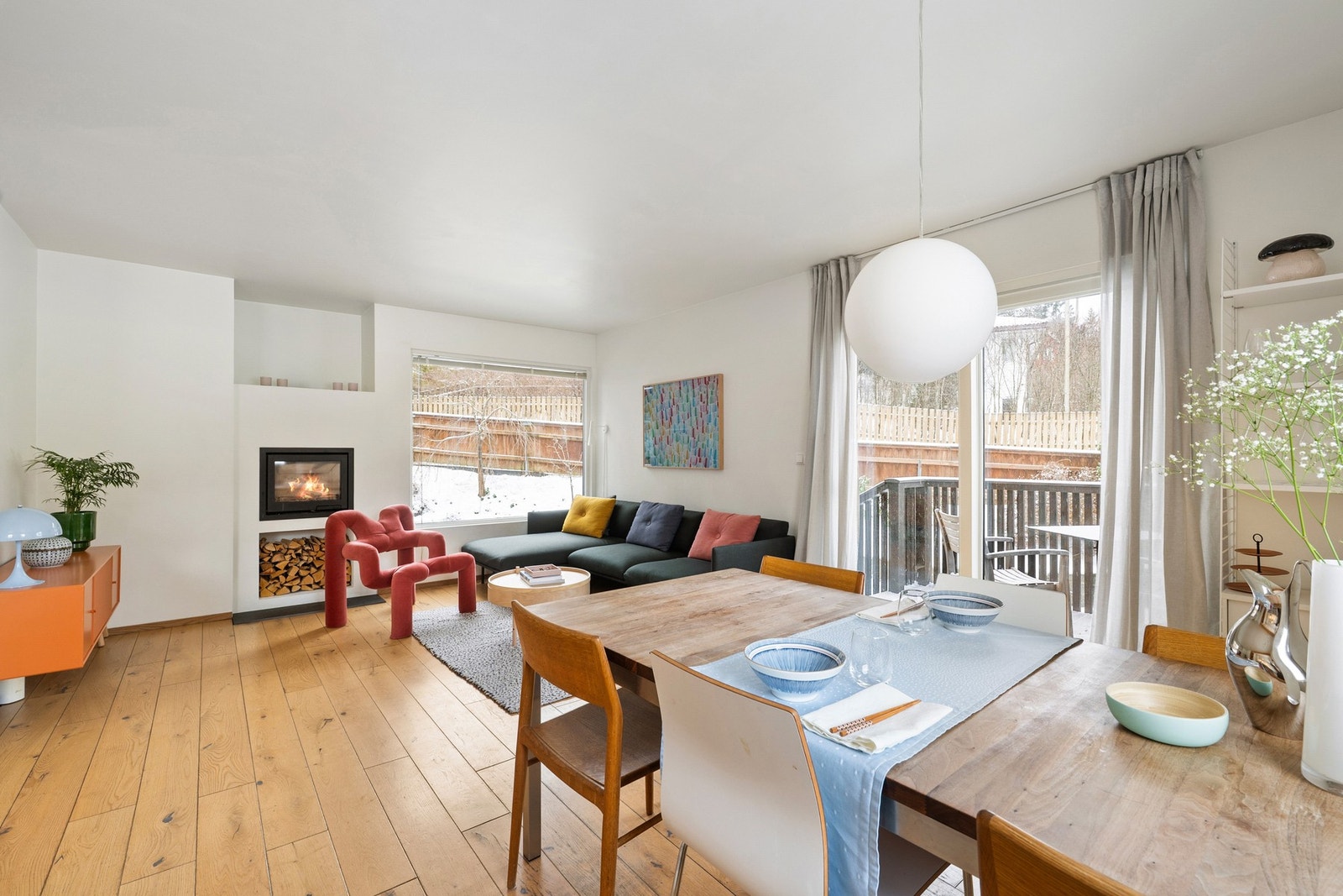 Romslig og lys stue med gode overflater, parkettgulv og store vindusflater som gir en luftig romfølelse, samt direkte utgang til terrasse. Galleribilde