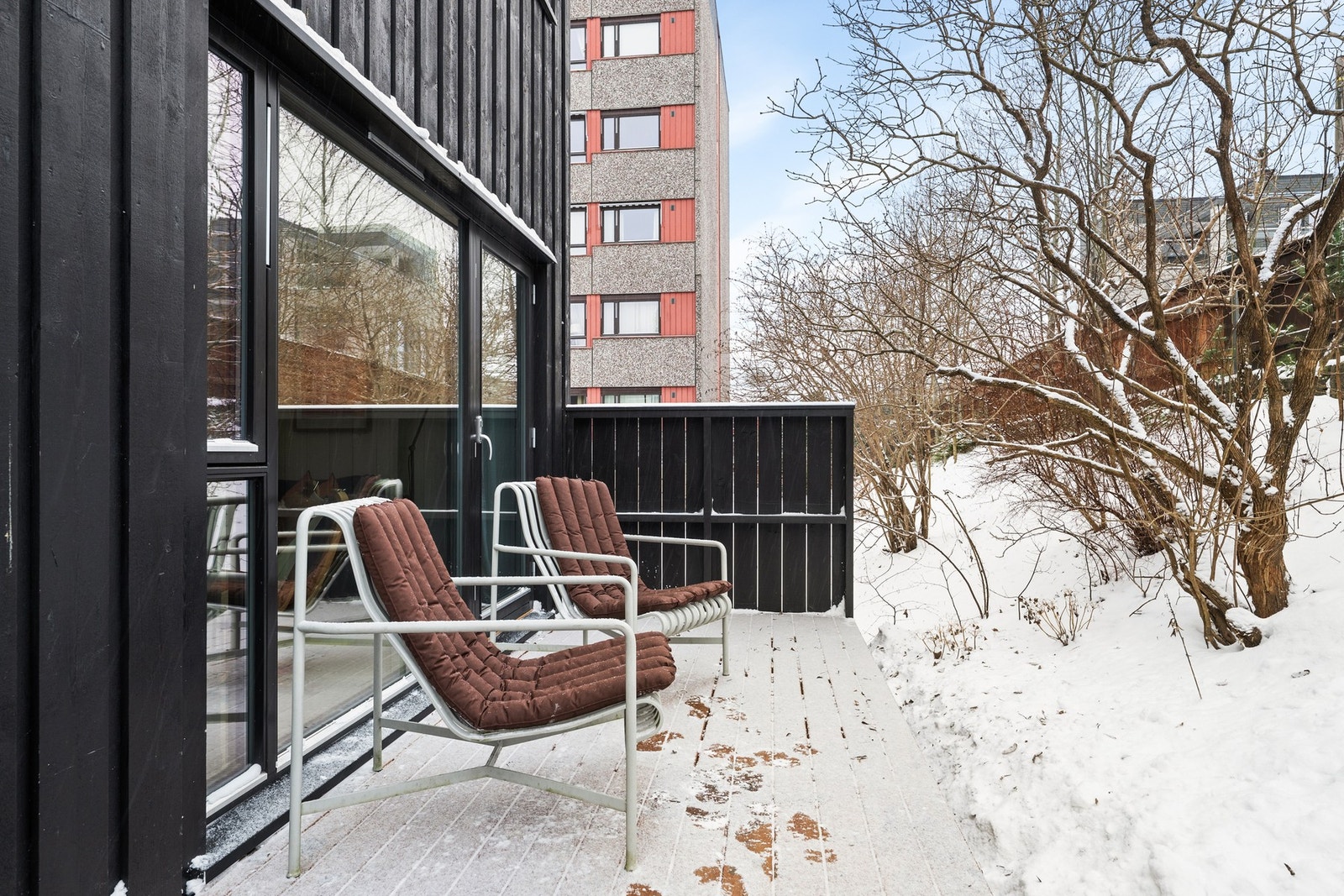 Koselig terrasse med direkte adkomst fra stuen i tilbygget, og videre forbindelse til øvrige deler av uteområdet. Galleribilde