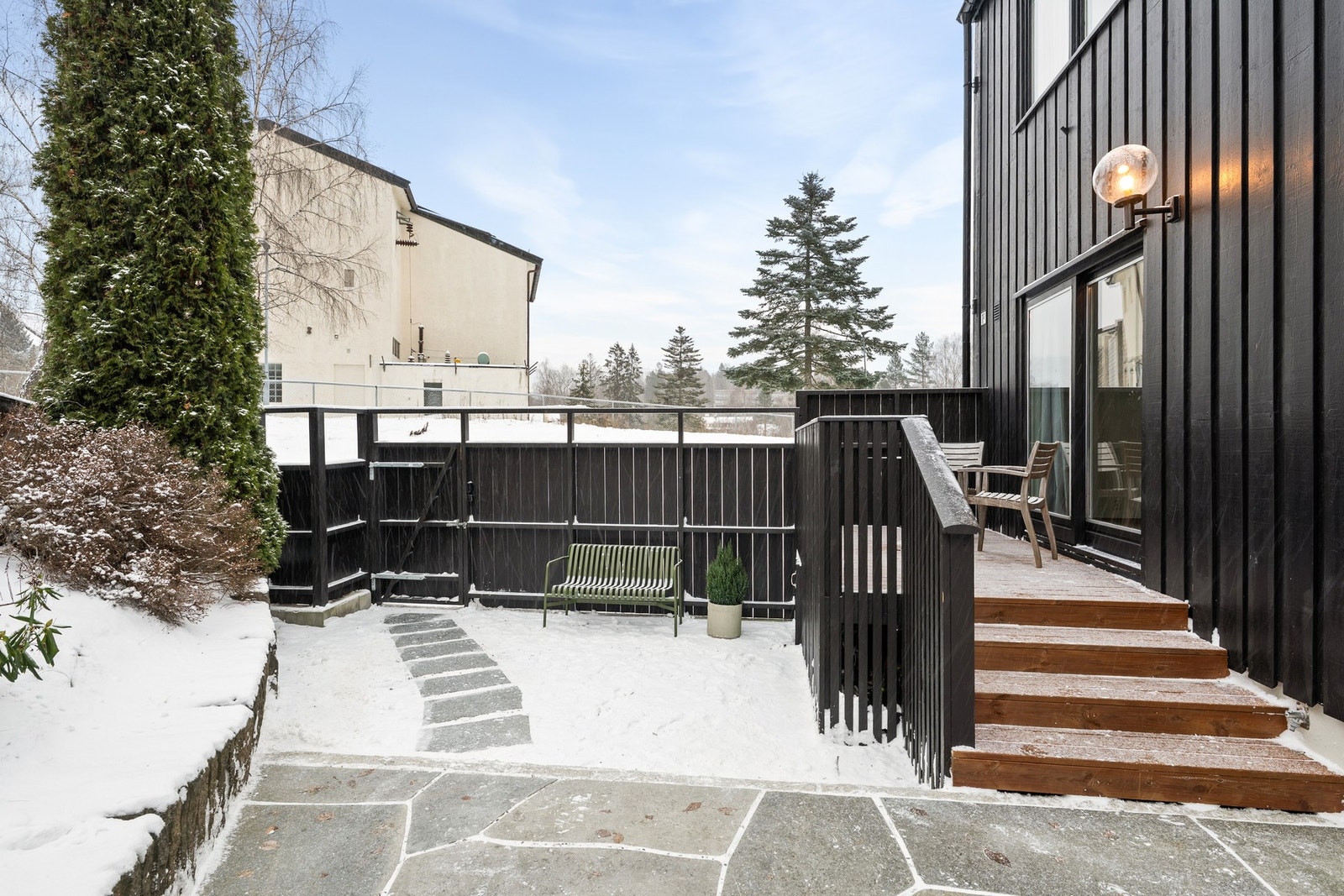 Uteplassen danner et hyggelig adkomstparti til boligen, med hellelagt sti, to terrasser og en stor skiferbelagt platting med god plass til opphold på varme sommerdager. Galleribilde