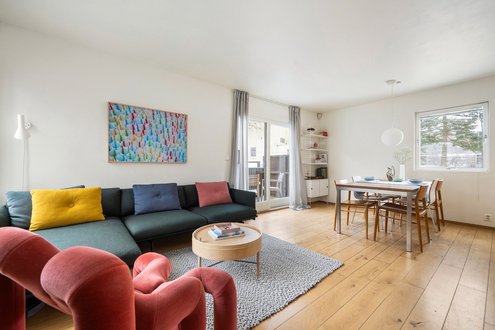 1. etasje byr på et romslig og fleksibelt oppholdsrom med gode soner for hele familien, samt utgang til en romslig og solrik uteplass. Galleribilde