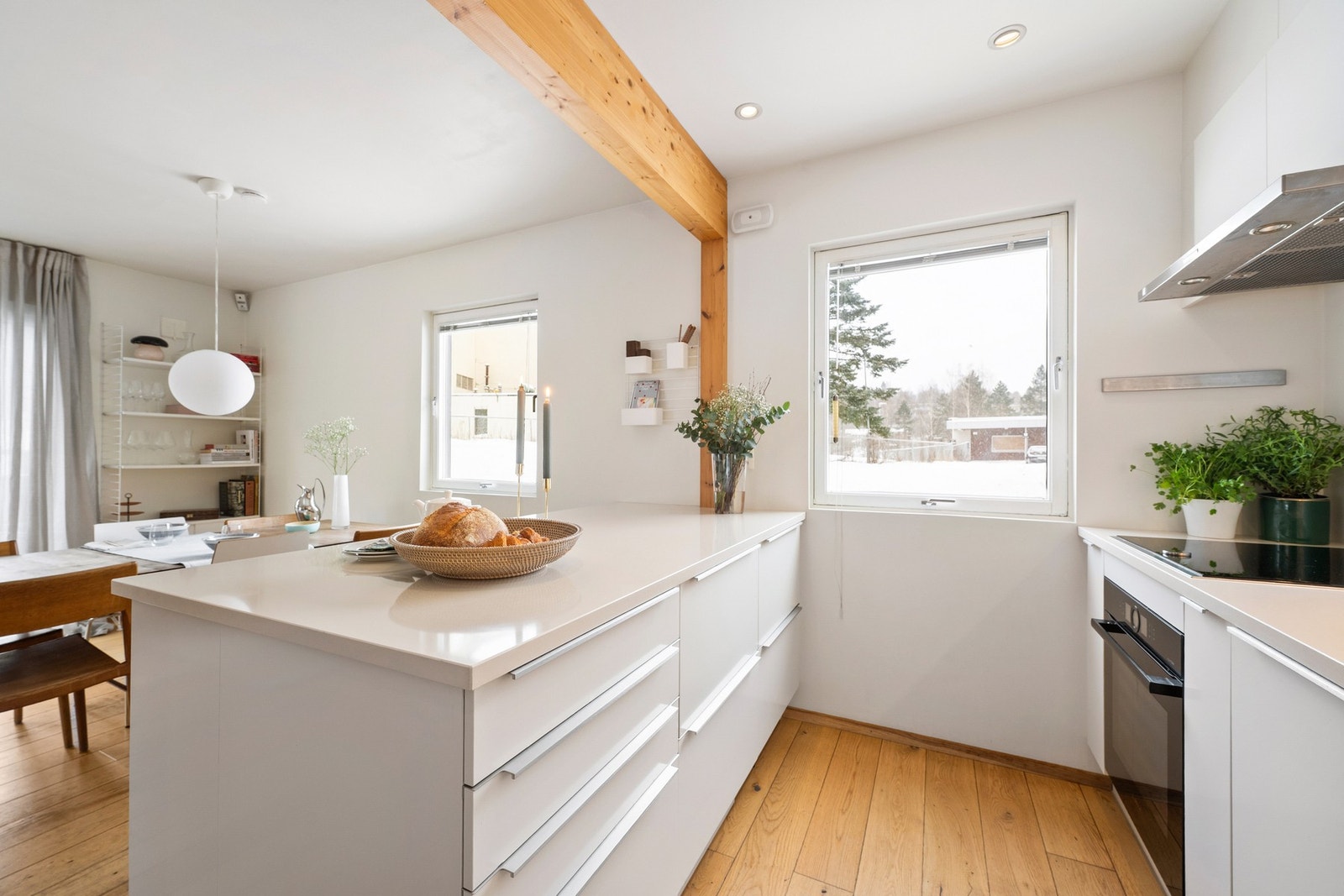 Kjøkkenhalvøyen gir rikelig med ekstra arbeids- og oppbevaringsplass, og fungerer samtidig som et naturlig skille mellom kjøkken og spisesone. Galleribilde