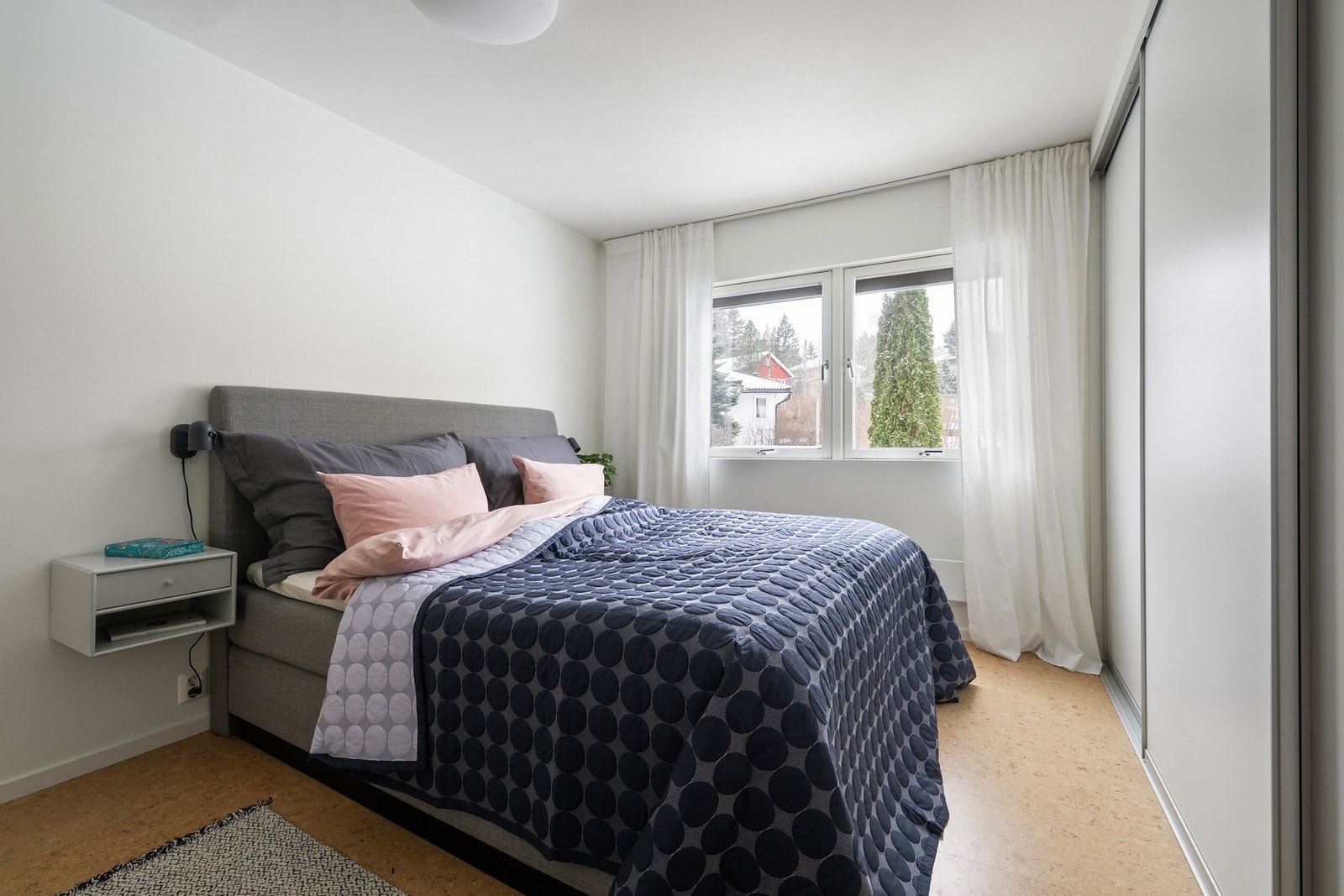 Hovedsoverom i 2. etasje med god romfølelse, plass til dobbeltseng og rikelig med naturlig lys. Galleribilde
