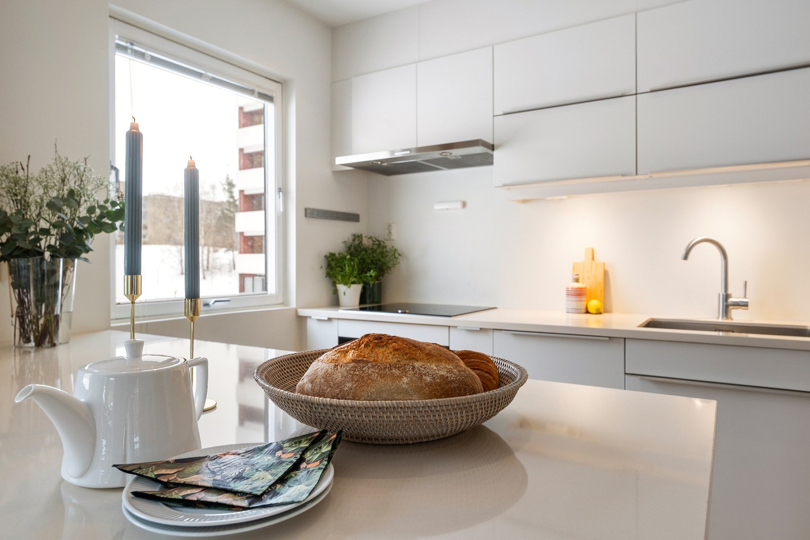 Kjøkkenet ble pusset opp i 2014 og har medfølgende hvitevarer som platetopp, oppvaskmaskin, kombinasjon kjøl/frys samt Miele stekeovn fra 2017/18. Galleribilde