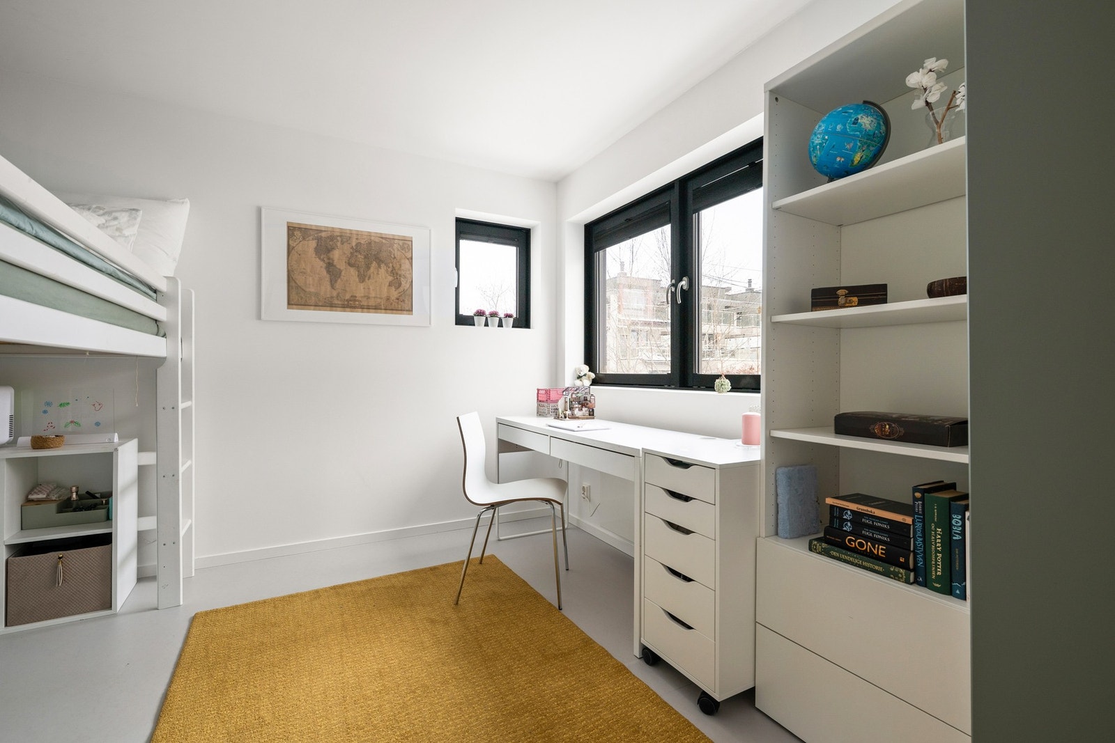 Soverom 3 er et rolig og lyst hjørnerom med vindusflater på to sider, som gir godt med naturlig lys. Rommet ligger i tilbygget fra 2019 og egner seg godt som barnerom, gjesterom eller kontor. Galleribilde