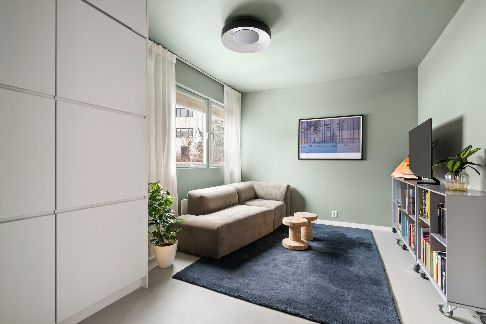 Utenfor de to soverommene i tilbygget ligger en egen stue/lekerom - et supert oppholdsrom for de minste. Husets mange oppholdsrom gjør denne boligen svært godt egnet for barnefamilier. Galleribilde