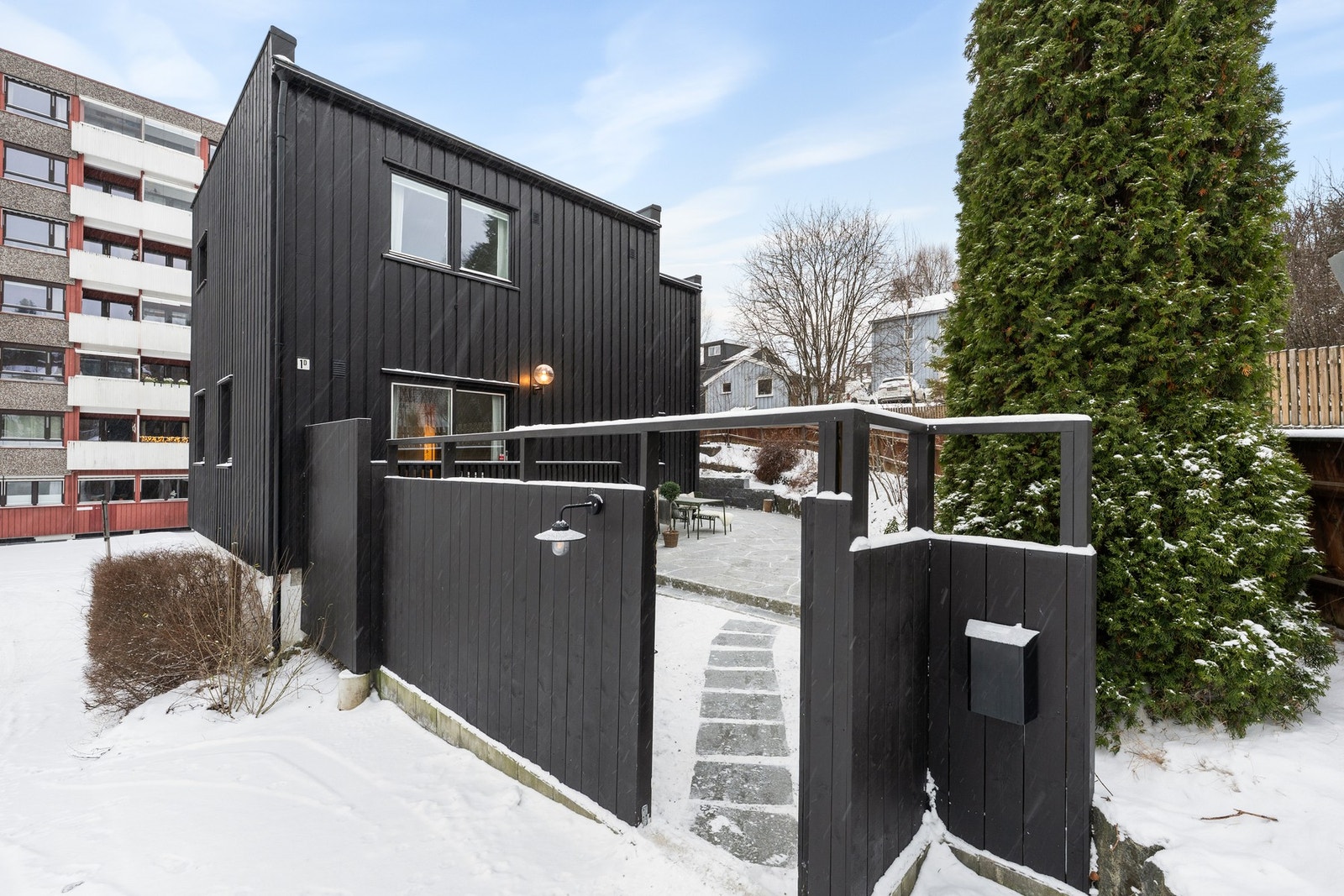 Skjermet og rolig beliggenhet i blindvei, med gangavstand til Røa sentrum. Like ved Mærradalen med flotte turmuligheter og kort, trygg skolevei til Huseby skole. Galleribilde