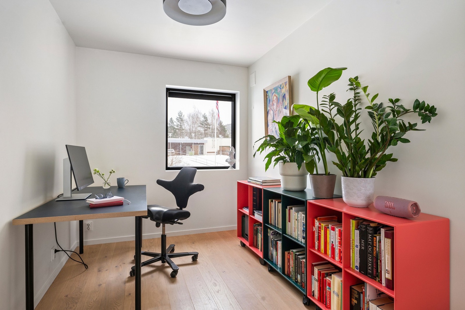 Praktisk nisje i stuen med naturlig plass for hjemmekontor. Løsningen ligger vegg-i-vegg med badet, noe som gjør dette til en naturlig plass for et eventuelt hybelkjøkken. Galleribilde