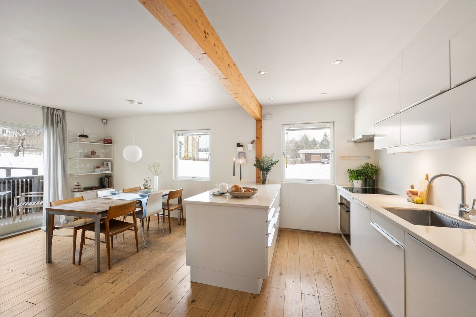 Hovedoppholdsrommet har en åpen stue- og kjøkkenløsning med god plass til både sofagruppe og spisebord. Galleribilde