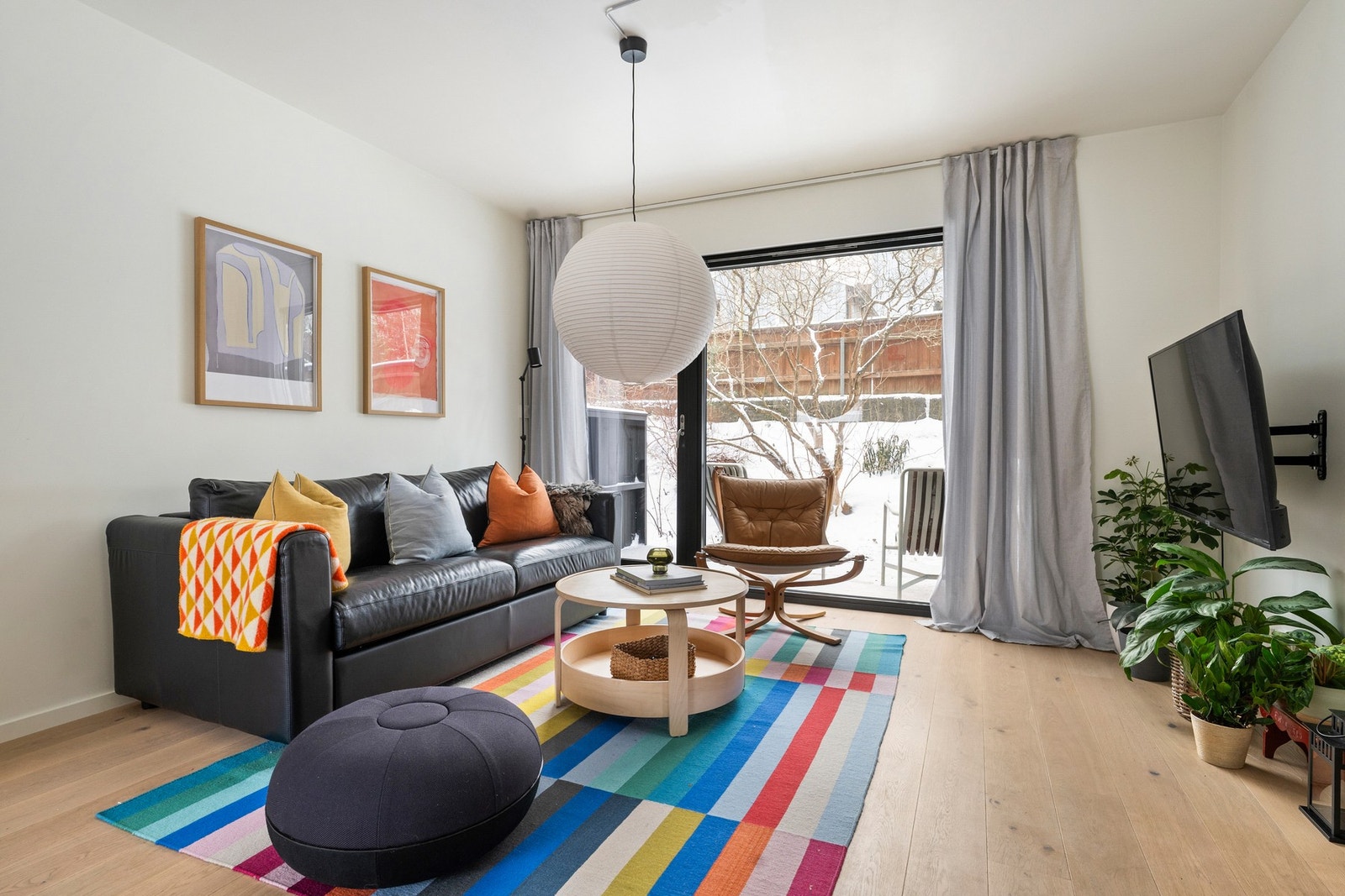 Egen utgang til terrasse og tilknyttet bad gir rommet karakter av en separat sone, godt egnet for ungdom eller gjester. Eventuell utleie forutsetter nødvendige tilpasninger. Galleribilde