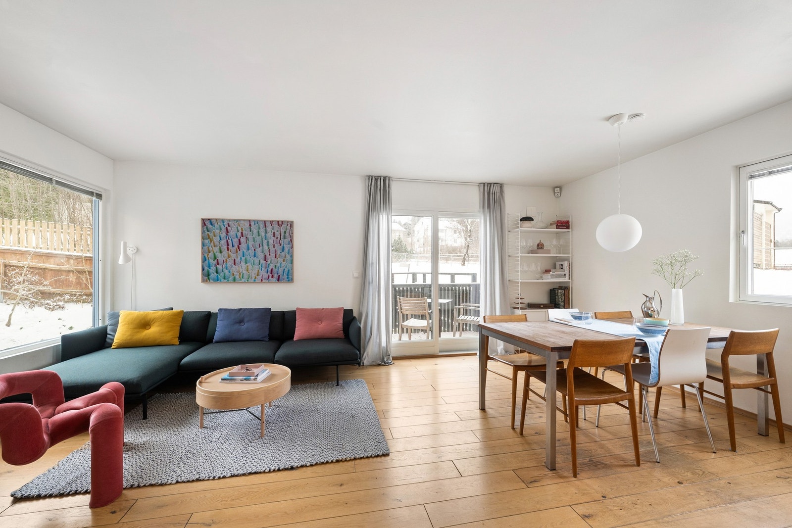 Svært lyst og romslig oppholdsrom med god plass til hele familien. Store vindusflater på tre sider gir rikelig med naturlig lys gjennom hele dagen. Galleribilde