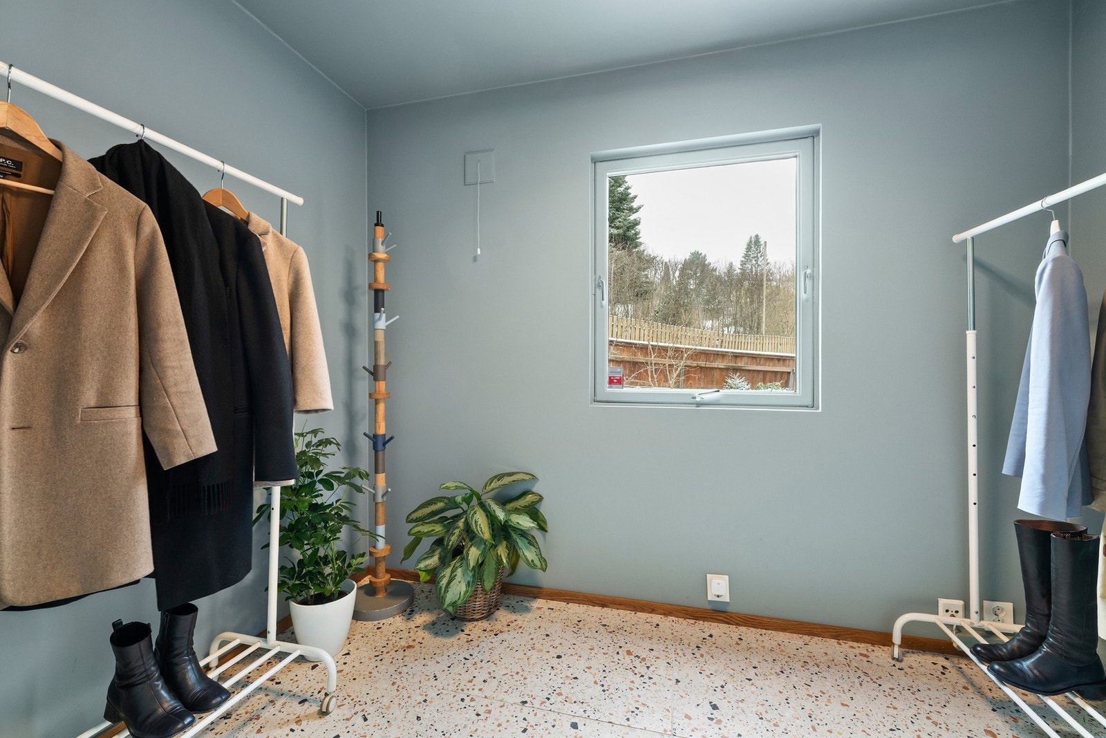 Tidligere godkjent kontorrom er i dag innlemmet i gangen og gir rikelig plass til oppbevaring av yttertøy, sko og garderobeløsninger. Galleribilde