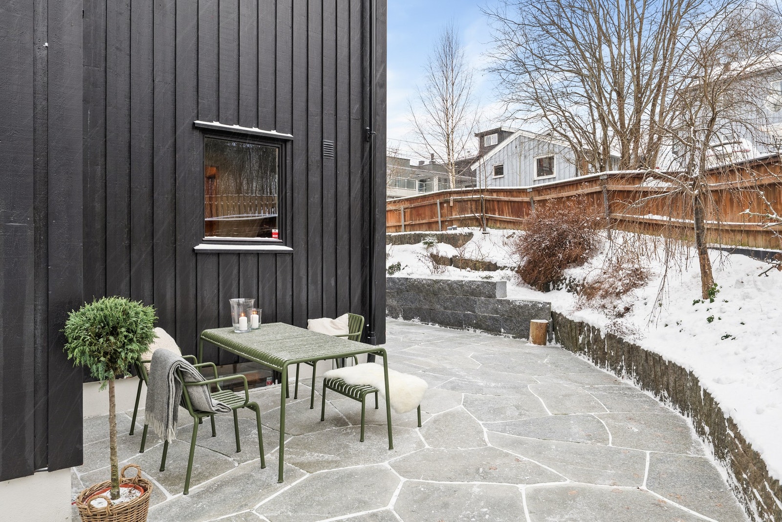 Uteområdet gir god plass til variert møblering med både spisegruppe, loungemøbler og grill. Skråning mot tomtegrense gir fine muligheter for beplantning og et grønt preg. Galleribilde