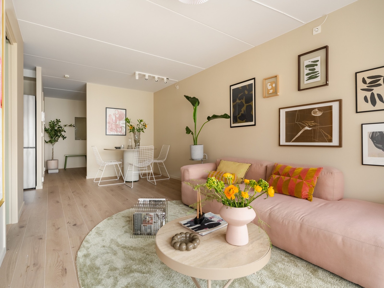 Innredningen faller svært naturlig, og du har plass til både den store sofaen du har drømt om, samt spisebord. Bedre blir det ikke! Galleribilde