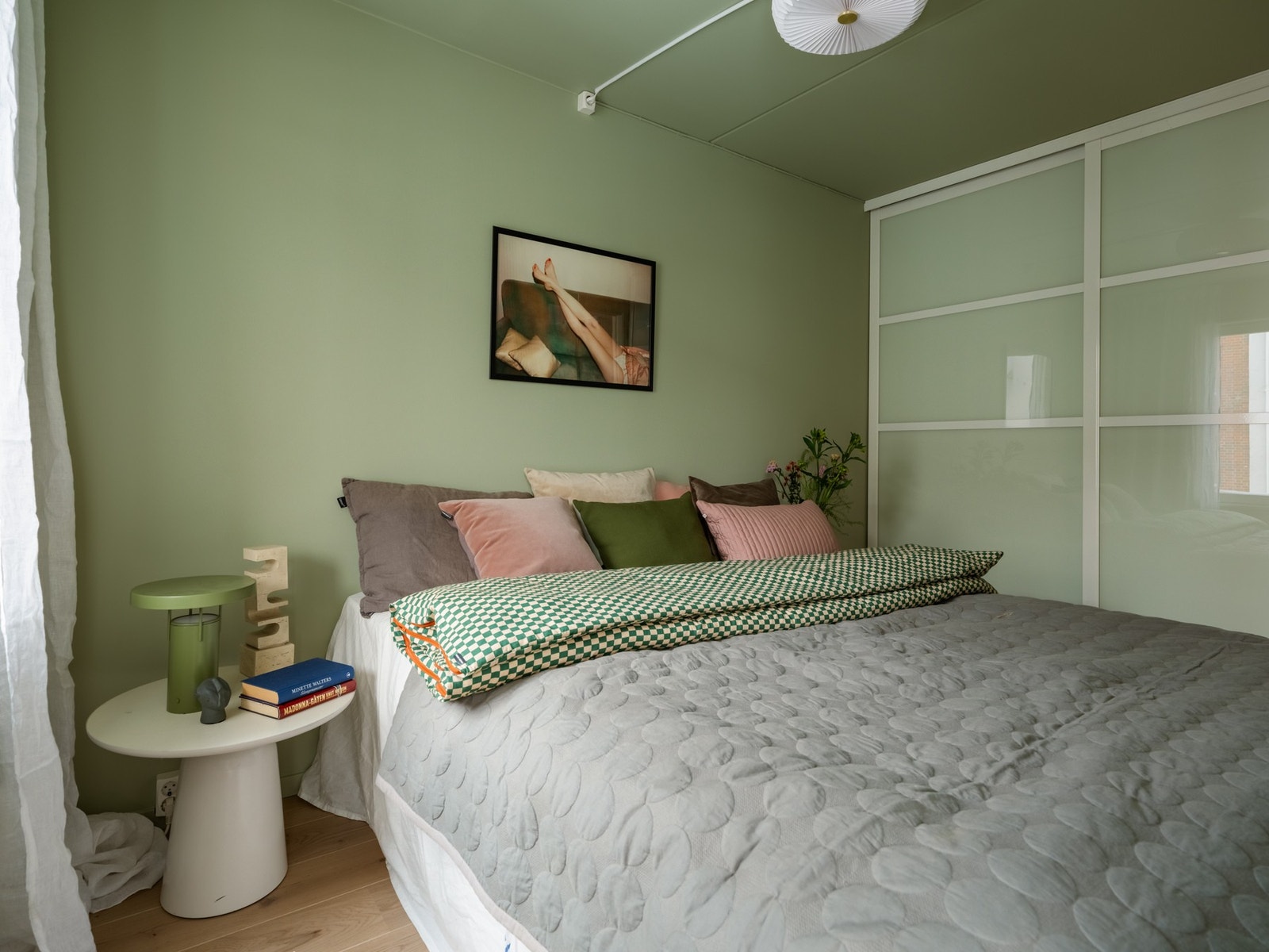 Soverommet er romslig og luftig, med inngang fra stuen på hver sin side av sengen. Galleribilde