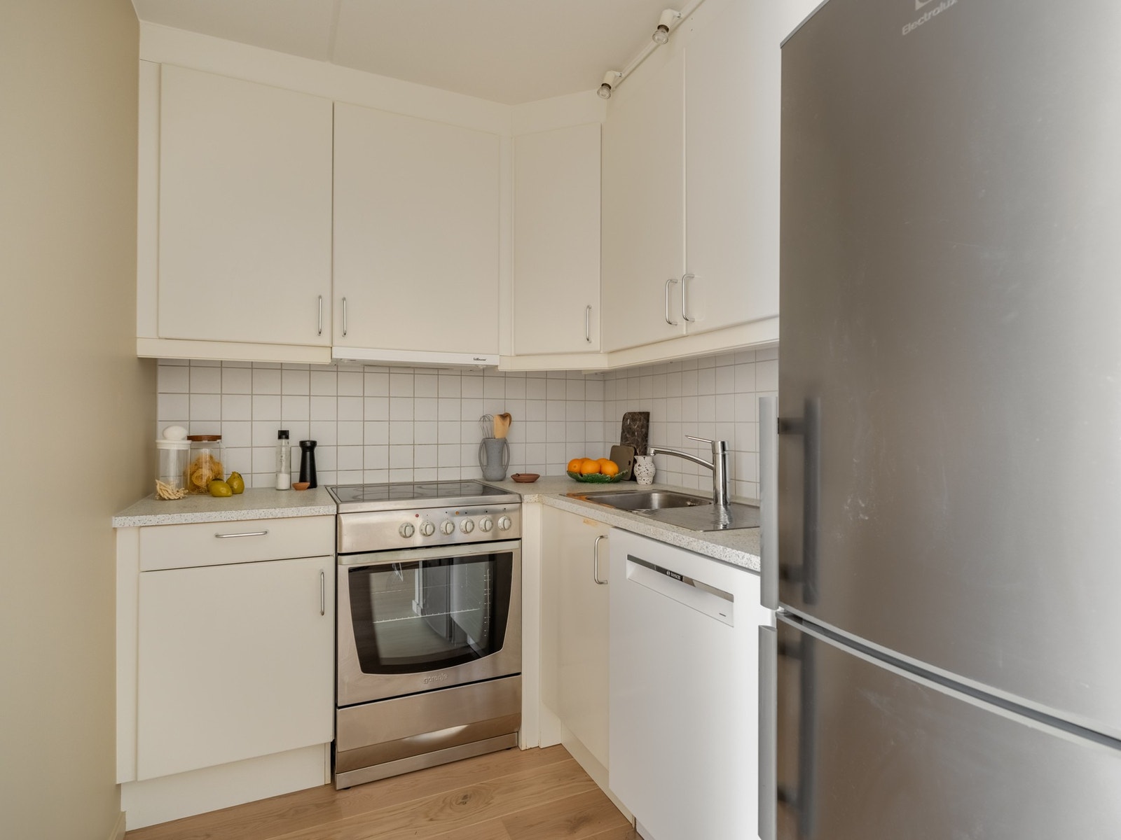 Kjøkkenet er i en åpen løsning med stuen, samtidig som det er tilbaketrukket slik at du får ulike soner. Galleribilde