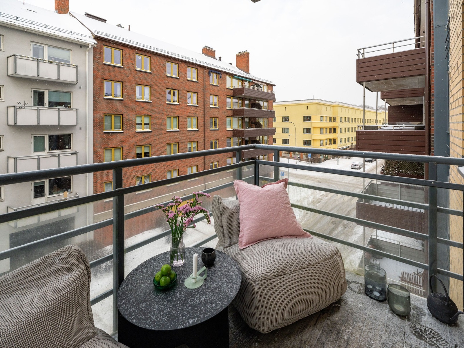 Selv om det ikke er høysesesong for balkong nå, blir denne plassen en god venn gjennom sommerhalvåret. Galleribilde