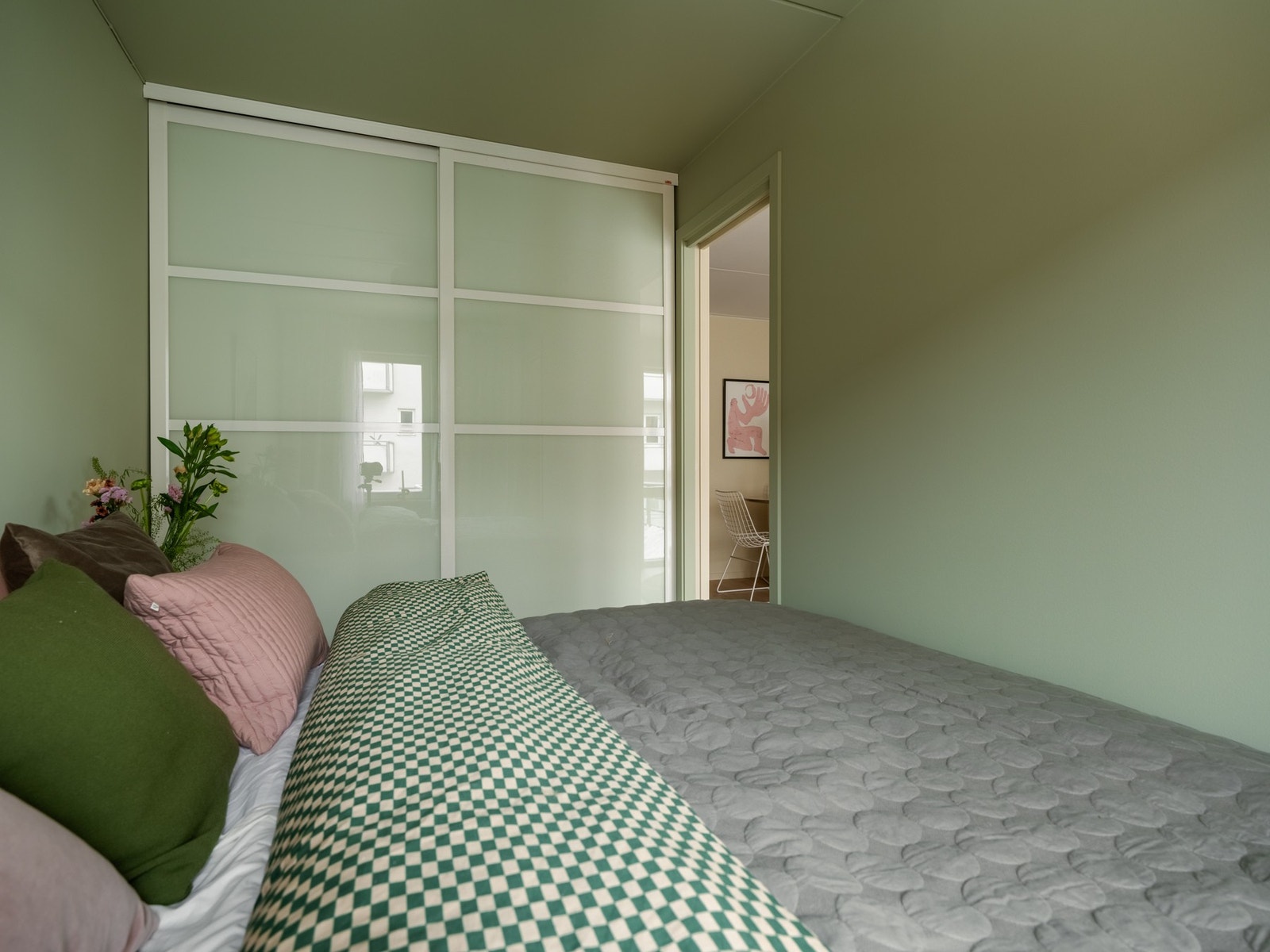 Skyvedørsgarderoben medfølger og gir godt med lagring til neste eier. Galleribilde