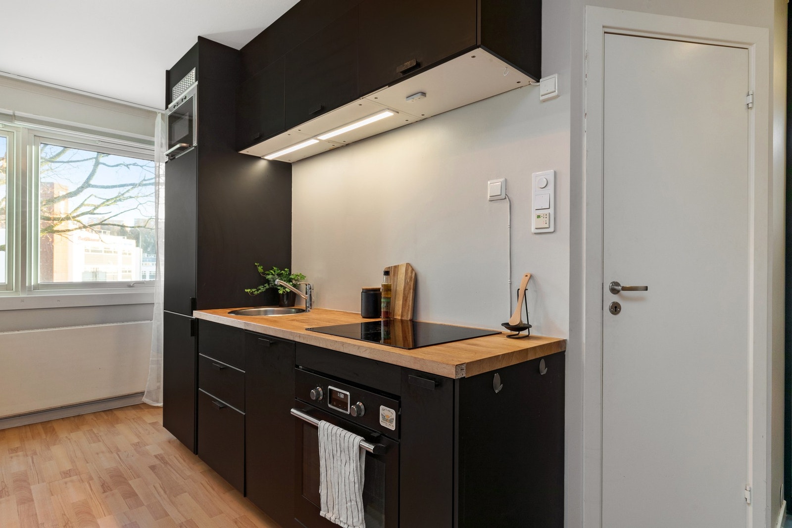 Kjøkkenet er fra 2018 og byr på et sømløst uttrykk med integrert oppvaskmaskin, kjøl/fryseskap, mikro, stekeovn og keramisk platetopp. Galleribilde