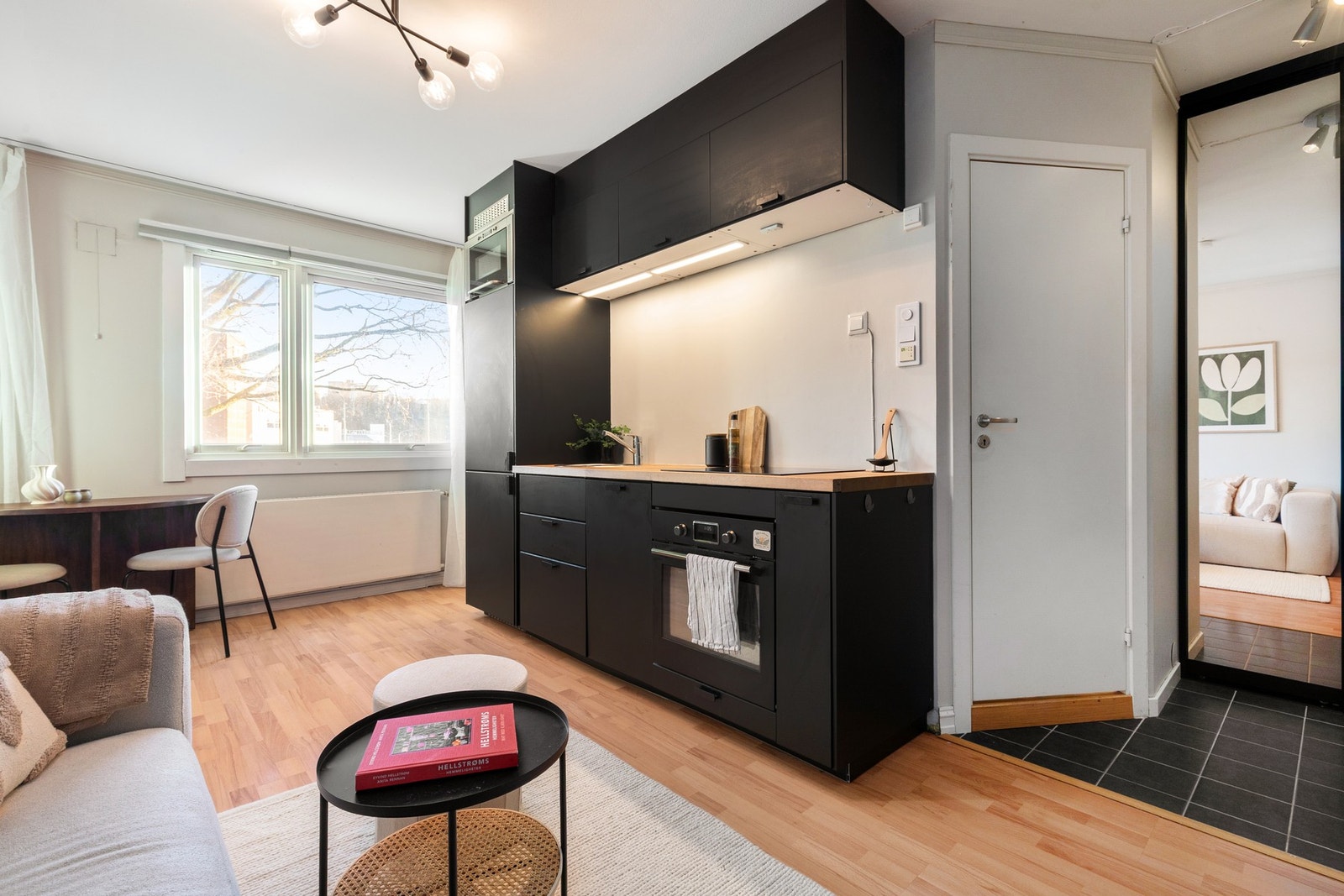 Boligen har et lekkert kjøkken i åpen og sosial løsning. Galleribilde