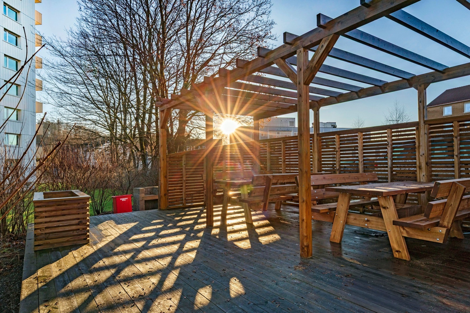 Borettslagets fellesareal er pent opparbeidet med pergola, platting og sittebenker. Galleribilde