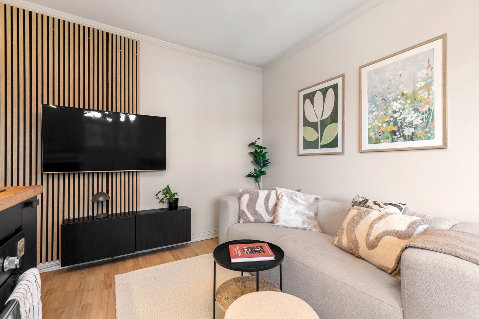 Spileveggen fungerer som et naturlig blikkfang og tilfører rommet varme, dybde og et eksklusivt uttrykk. Galleribilde