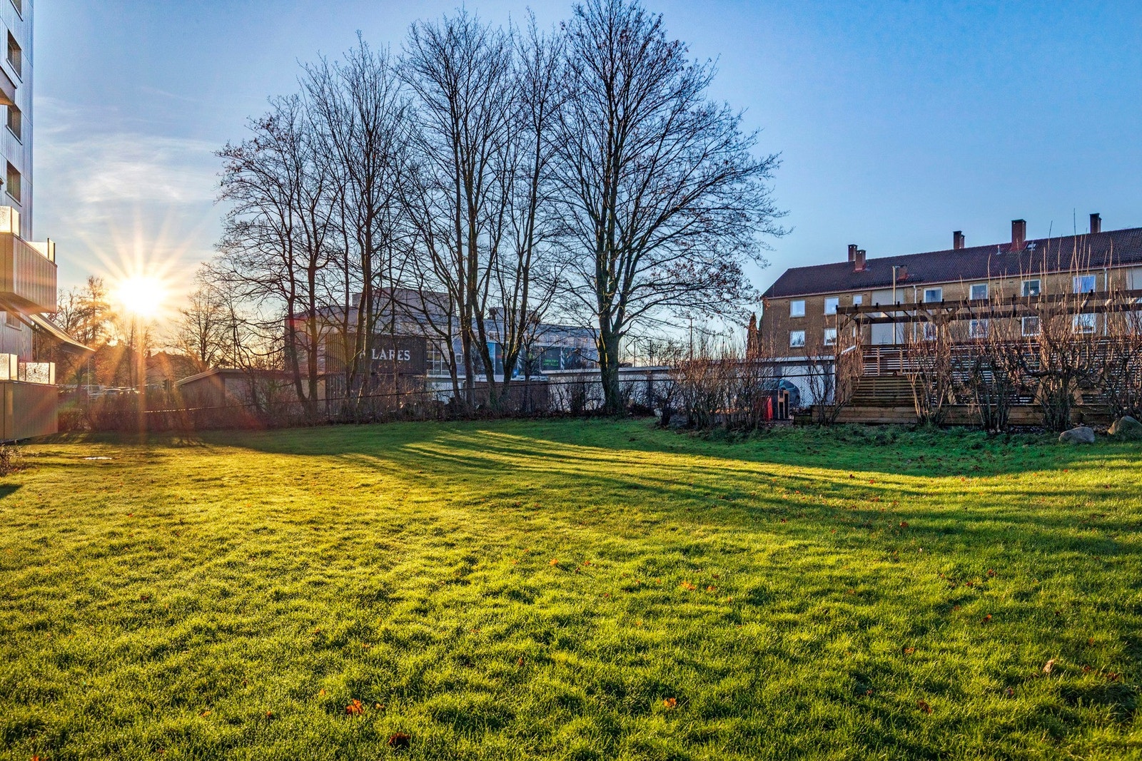 I tillegg er det en stor gressplen hvor varme sommerdager og sol kan nytes. Galleribilde