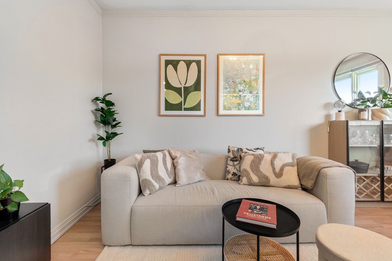 Stuen er lys og luftig med plass til sofagruppe og tilhørende møblement. Galleribilde