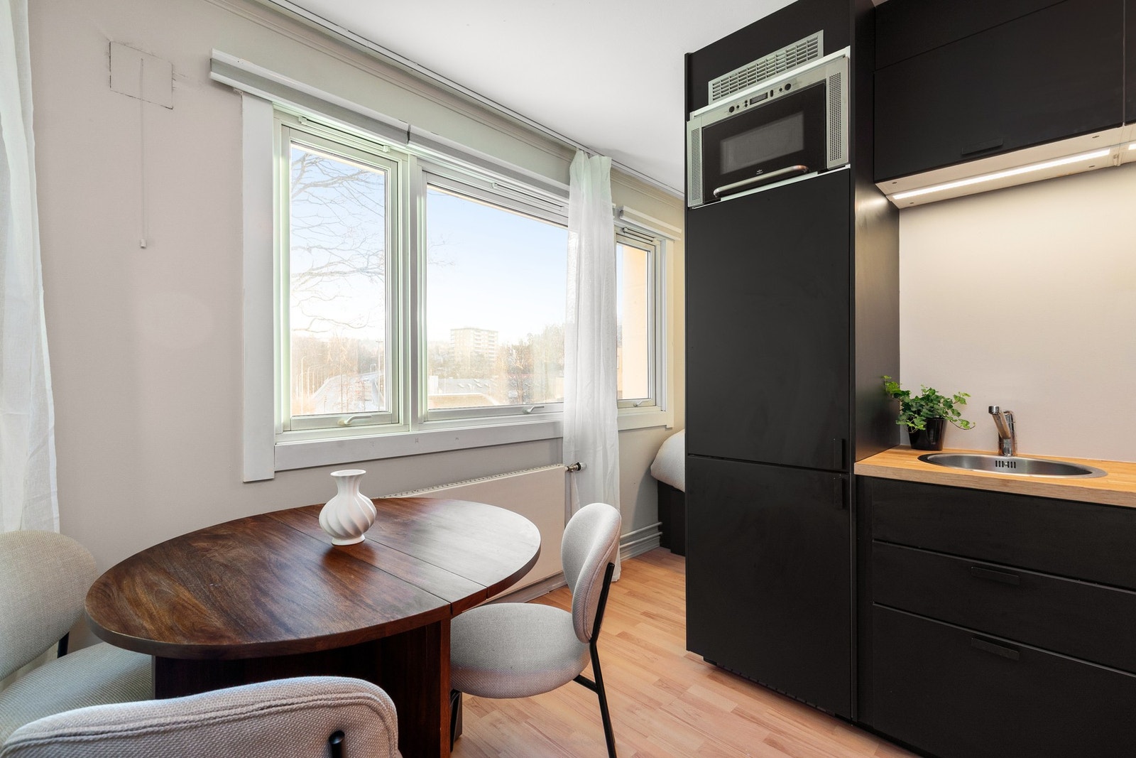 Sovealkoven ligger tilbaketrukket til, godt adskilt fra oppholdsrommet. Galleribilde