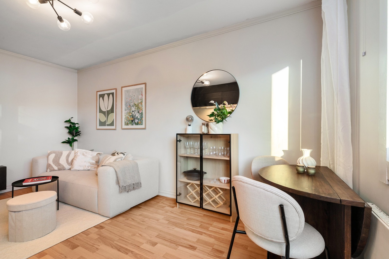 Spisebordet er naturlig plassert ved vinduene, slik at måltidene kan nytes i godt lys. Galleribilde