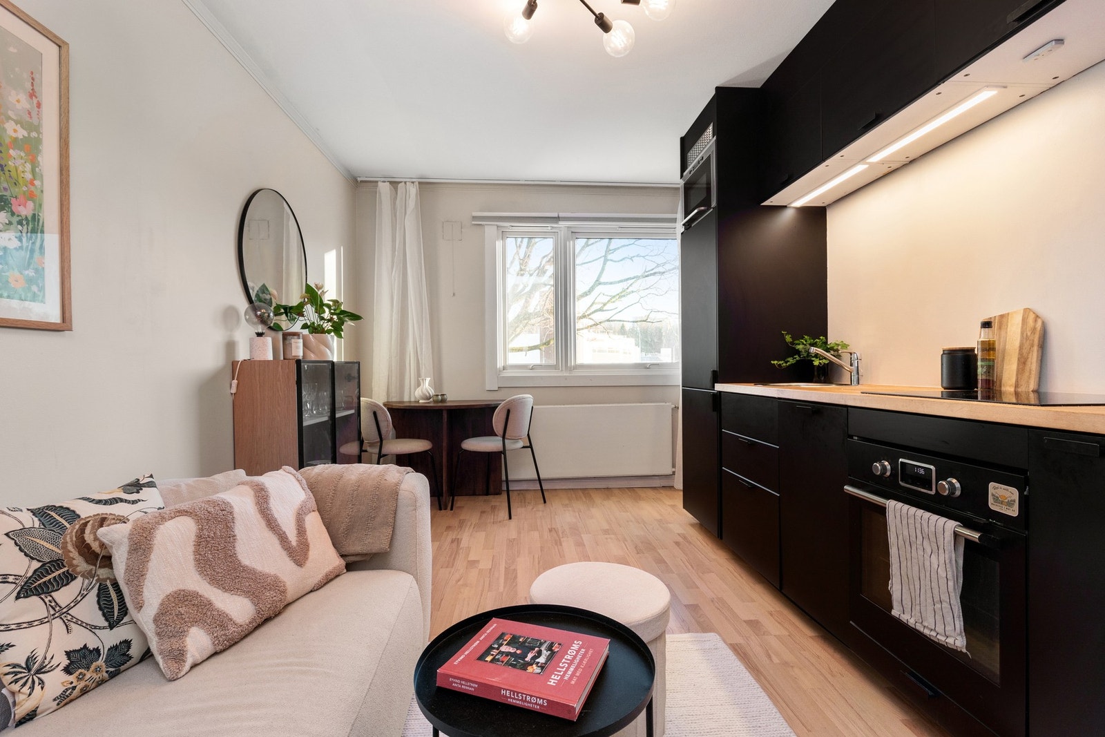 Leiligheten fremstår moderne og velholdt, med flere oppgraderinger fra nyere tid. Galleribilde