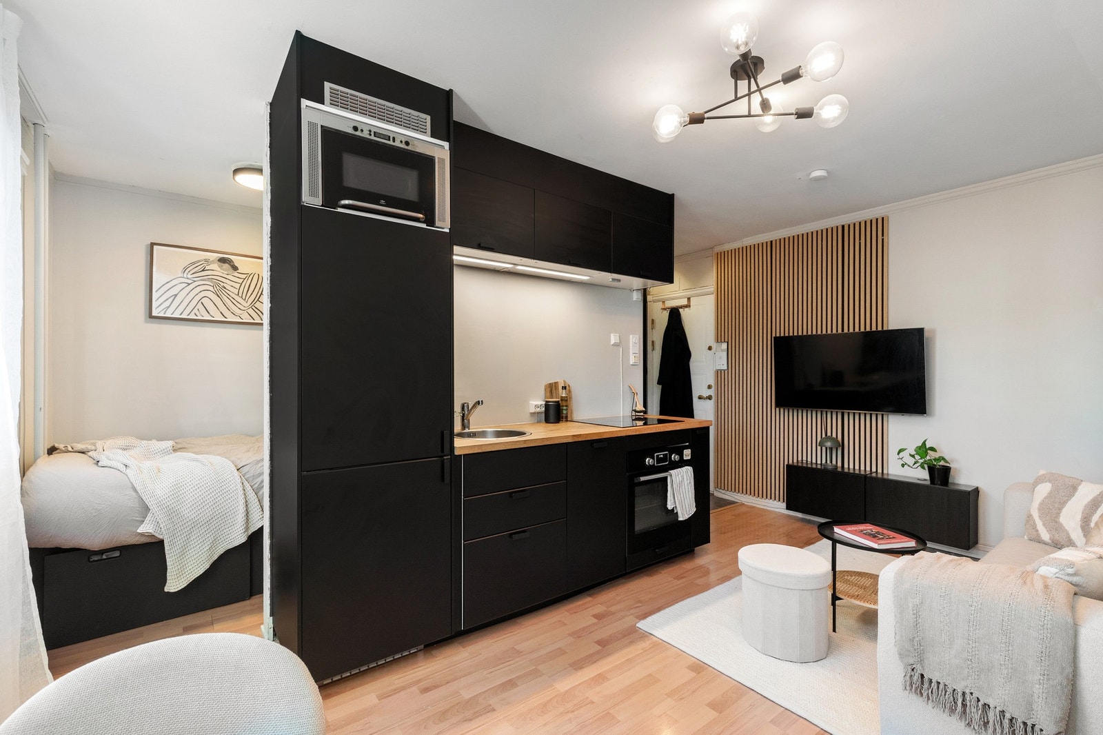 Her er plassen fra gulv til tak godt utnyttet, som gir et luftig kjøkken med god skapplass. Galleribilde