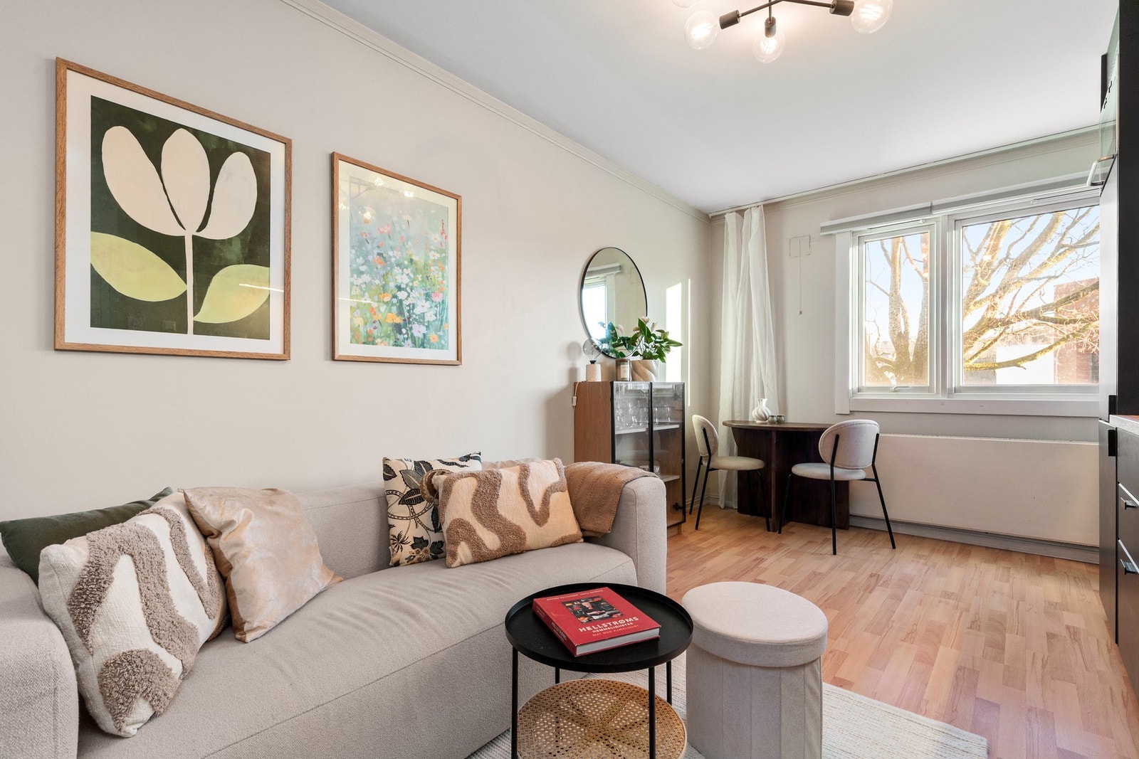 Stuens fine utforming gjør det enkelt å dele opp rommet i ulike soner. Galleribilde